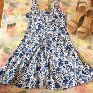 👗 H&M Blue and white floral dress
